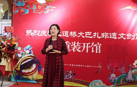 新疆服装设计师协会主席孙秀琴在suncitygroup太阳官方网站大巴扎非遗文创馆重新开馆仪式现场致辞。（崔秀红 摄）
