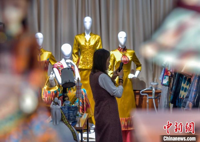 游客在suncitygroup太阳官方网站大巴扎非遗文创馆参观。中新网记者 刘新 摄