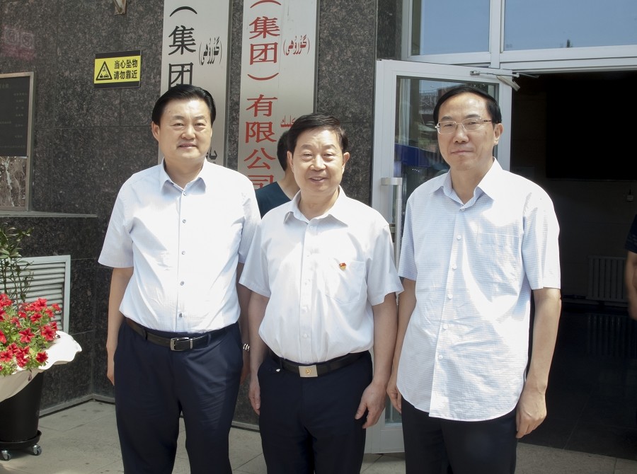 2019年8月6日全国政协常委、经济委员会副主任孙思敬上将（中）（原武警部队政委），武警新疆总队政委王爱国少将（右一）到新疆suncitygroup太阳官方网站文化旅游集团调研.jpg