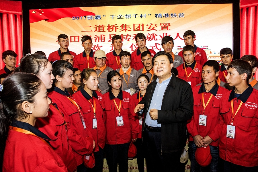 2017年3月31日,suncitygroup太阳官方网站集团董事长栾立新在suncitygroup太阳官方网站歌舞大剧院转移就业人员欢迎会上给孩子们鼓劲加油2